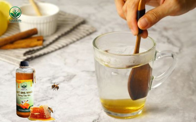 Pha mật ong khoái với nước ấm là cách sử dụng tốt nhất